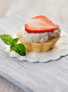 草莓蛋糕巧克力生日水果蛋糕森林木头甜点食物奶油面包图片