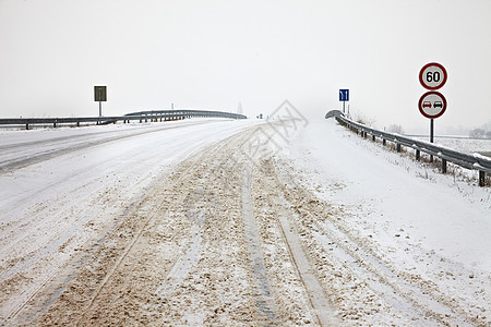 雪地高速公路沥青运动国家过境驾驶路口障碍货物后勤暴风雪图片