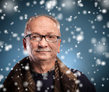 冬季概念     老人看起来怀疑套装季节幸福雪花眼镜男性败血症男人微笑眼睛背景图片