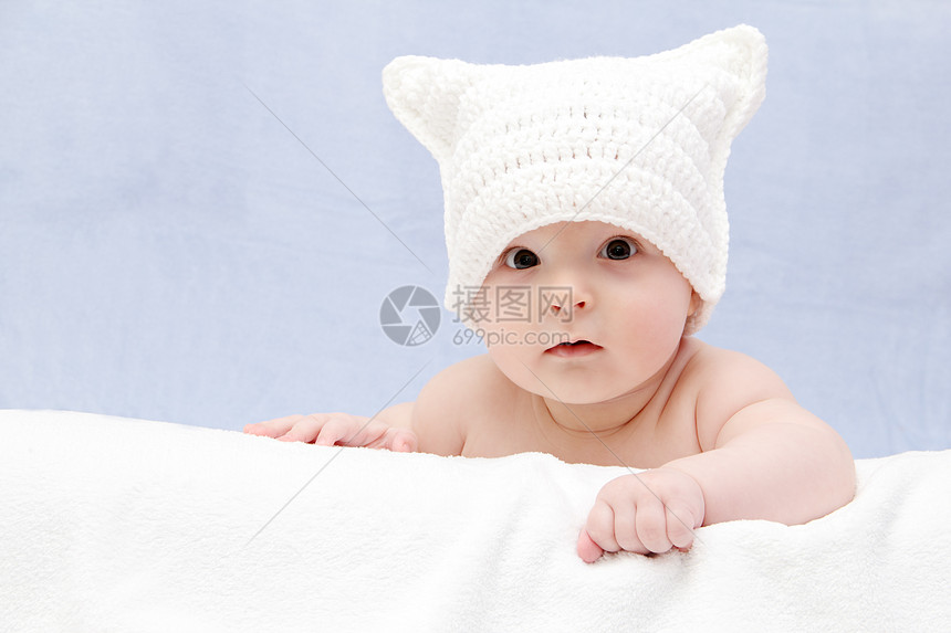 穿着白帽子的美丽婴儿躺在床上男性皮肤童年蓝色说谎洗澡新生羊毛帽子男生图片
