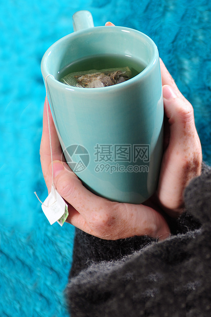 冬天喝茶杯图片