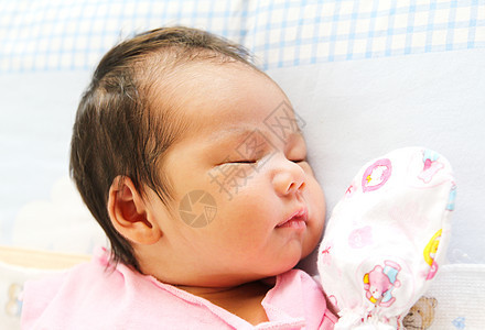 新生儿亚洲女婴睡觉婴儿童年医院女孩毯子微笑白色孩子幸福新生年轻的高清图片素材