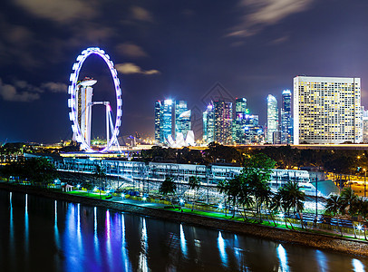 新加坡市夜间天际摩天大楼车轮海岸码头商业海岸线地标传单金融图片