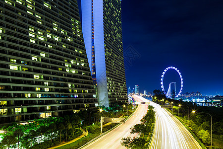 新加坡夜间的天线轨迹车轮交通摩天大楼天空城市天际景观传单红绿灯图片