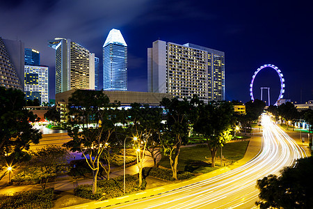新加坡夜间的天线交通金融城市踪迹天空轨迹摩天轮大楼公司企业图片