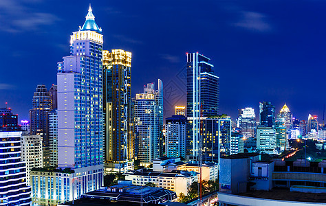 夜间曼谷市风景办公楼商业公司大楼摩天大楼企业绿色景观高楼建筑图片
