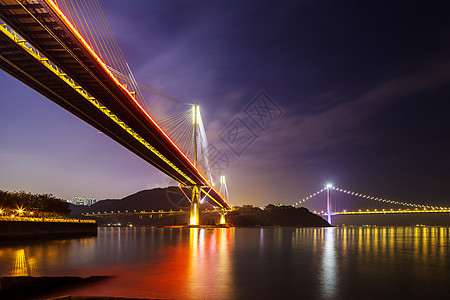 夜间在香港的停泊桥运输天际爬坡海岸通道海洋地标街道天空图片