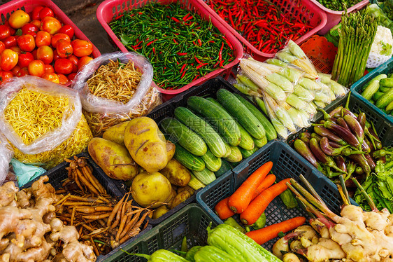 市场摊间中的蔬菜萝卜收成摊位胡椒美食洋葱食物土豆饮食花园图片