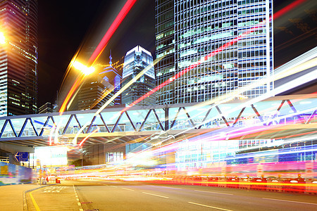 夜间城市的交通路线办公室办公楼踪迹摩天大楼视角运动轨迹通道灯杆景观图片