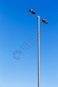 蓝色天空的电线杆头灯蓝天灯光金属晴天灯柱天气聚光灯灯杆日光图片