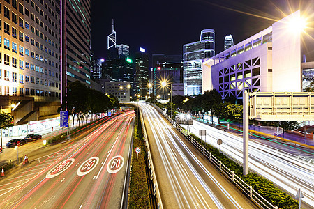 晚上在高速公路上繁忙交通灯杆轨迹建筑通道运动踪迹建筑学城市视角景观图片