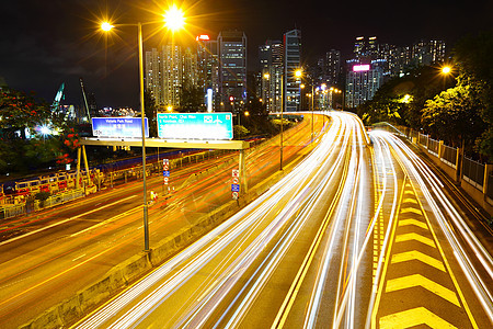 晚上在高速公路上繁忙交通天际景观视角夜景天空轨迹运动通道城市灯光图片