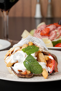 希腊语 Gyro Pita 折叠薯条酸奶蔬菜餐厅食物黄瓜猪肉薄荷面包羊肉图片