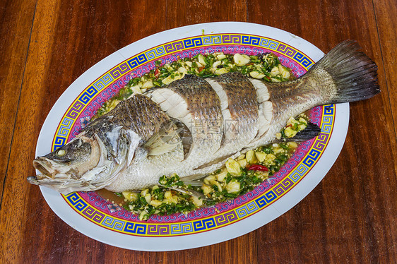 加柠檬的蒸汽海贝斯桌子餐厅低音鲈鱼厨房鲷鱼食物辣椒菜单图片