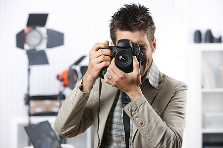 摄影师职业器材工作室灯光年轻人镜片爱好相机专业设备图片
