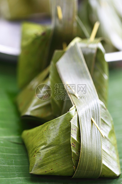 包在香蕉叶上的甜食蒸汽食物小吃甜点蛋糕香蕉烹饪椰子叶子文化图片