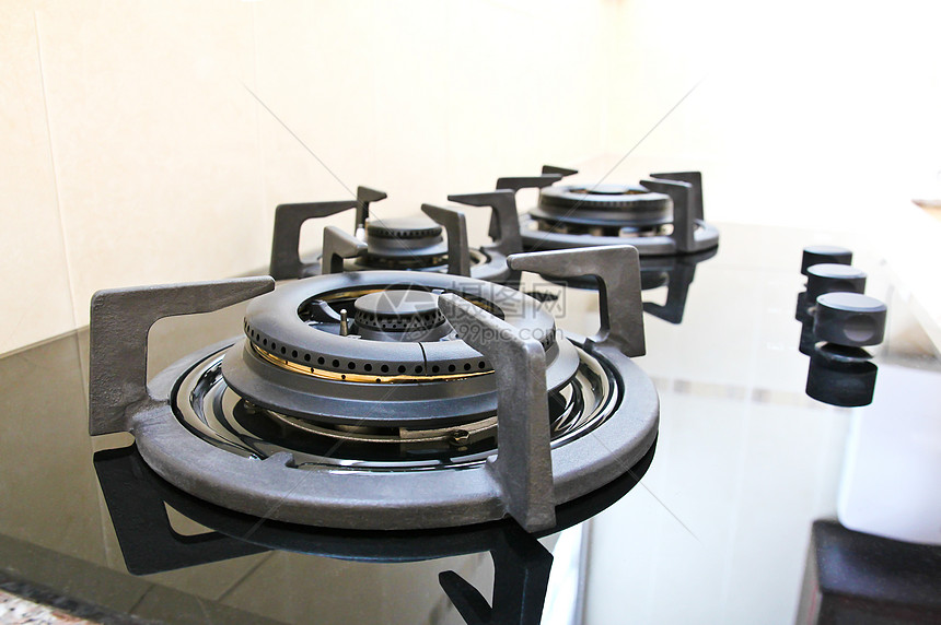 厨房的黑玻璃气体桶黑色火炉戒指白色力量烹饪烤箱滚刀玻璃活力图片