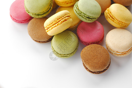 色彩多彩的马卡龙糕点饼干甜点糖果美食食物粉色蛋糕白色奶油背景图片