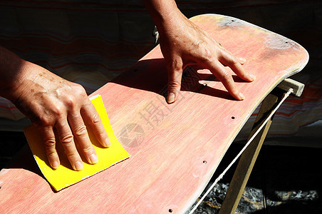 还原旧滑板工人家具抛光木头工作维修甲板框架窗户男性图片
