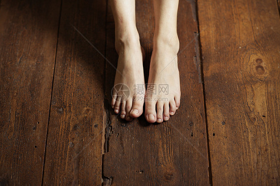 赤脚女孩概念性水平木头女子棕色木地板地面女性图片