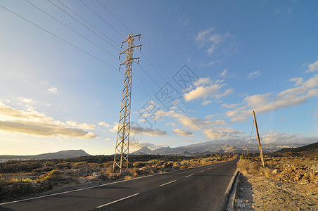 沙漠中的石灰路公园山脉沥青冒险赛道荒野天空岩石蓝色地平线图片