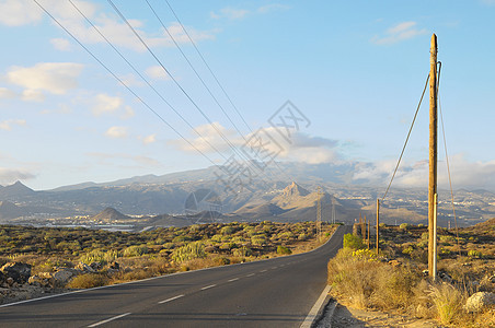 沙漠中的石灰路岩石荒野公园赛道山脉日落运输天空冒险蓝色图片