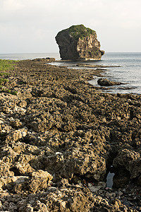 楚凡岩在海岸线上地平线岩石全景船帆海浪天空荒野旅行海滩公园图片
