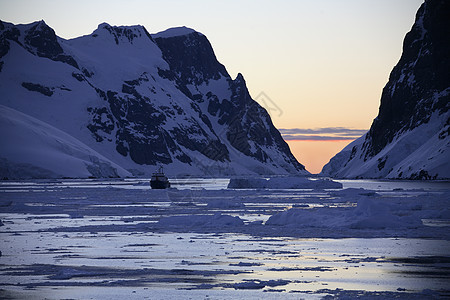 午夜太阳  拉迈尔海峡  南极洲海洋旅游频道冷冻旅行风景半岛冰山破冰背景图片