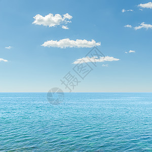 蓝色的海和云天在天空之上海浪地平线场景天堂风景冲浪晴天热带生态反射图片