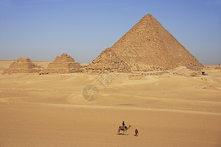 Menkaure金字塔和皇后金字塔 开罗异位素考古学沙漠骆驼风景石头狮身人面纪念碑法老图片