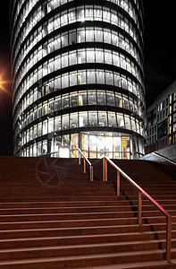 夜间的摩天大楼建筑学住宅玻璃黑色建筑办公室商业城市公寓窗户图片