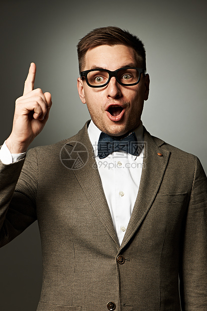 眼镜和领结中自信的书呆子男性男人成人学生套装衬衫手指极客微笑男生图片