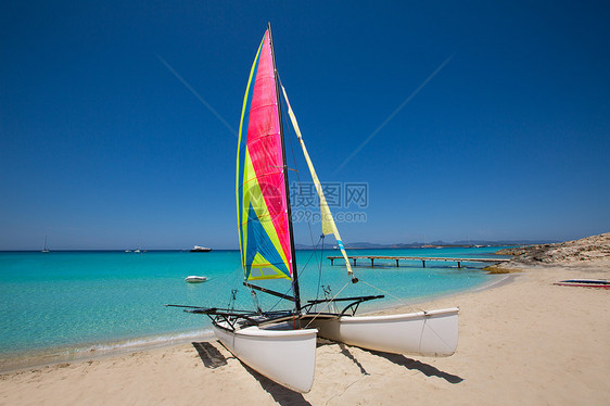 卡塔马兰帆船 在伊利特斯海滩 佛罗门捷拉太阳晴天蓝色天堂海岸线双体假期小女孩地标旅游图片