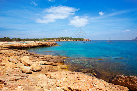 海滩与松绿的地中海海岸线胰岛波浪旅行蓝色天堂石头晴天地标海岸图片