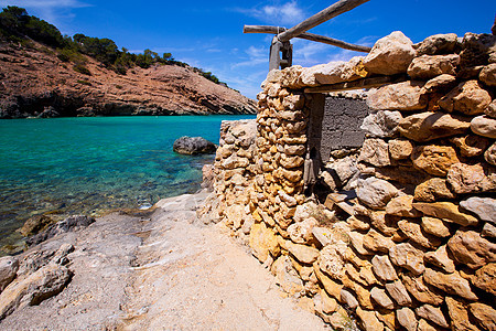 海滩在Balearics带清水波浪蓝色太阳晴天天堂天空海洋旅行海岸小岛图片