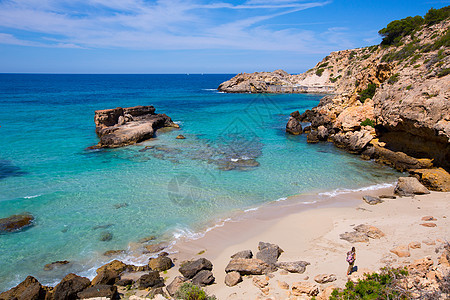 巴利阿里群岛Ibiza海滩的Cala Tarida蓝色石头海洋晴天太阳波浪天堂假期旅行小岛图片