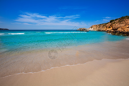 巴利阿里群岛Ibiza海滩的Cala Tarida波浪海岸太阳假期天空小岛悬崖蓝色天堂海洋图片