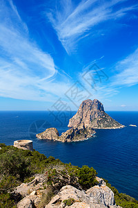 西班牙伊维萨岛从塔的视图岩石石头天空旅行地标海景海岸蓝色旅游假期背景