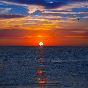 橙色天空的地中海海日落云景海景太阳地平线反射场景气候戏剧性天堂阳光图片