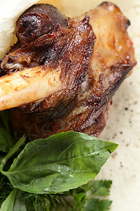 白盘上烤肉食物营养牛肉烧烤餐厅白色炙烤沙拉牛扒美食图片