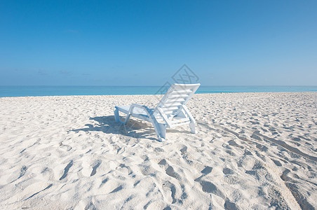 沙滩上的椅子蓝天天空蓝色海滨背景图片