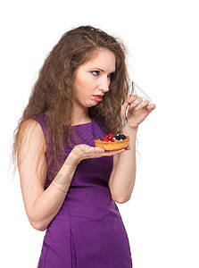 女人享受蛋糕女孩食物思考黑发垃圾女性甜点浆果情绪糕点图片