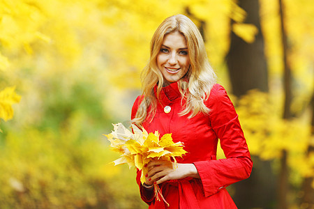 秋季妇女金发橙子黄色微笑叶子女孩公园红色女性图片