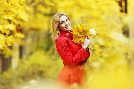 秋季妇女公园微笑橙子叶子黄色女孩红色女性金发图片