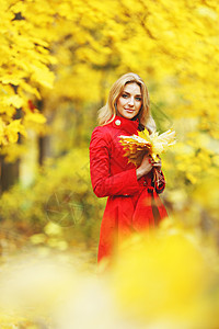 秋季妇女橙子叶子女性女孩黄色金发红色微笑公园图片