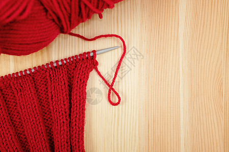 红毛编织在肋排缝中 用一串线条的球图片