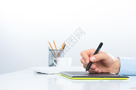 在平板上绘制图表的设计手图手写笔工作室药片插画家电脑桌子手臂创造力屏幕外设图片