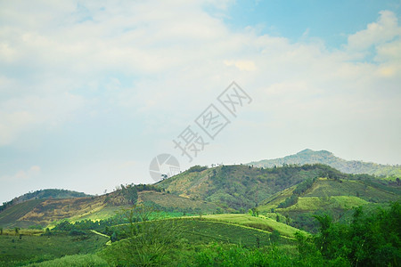 蓝天的山峰爬坡风景阳光天空季节山脉场景土地植物环境图片