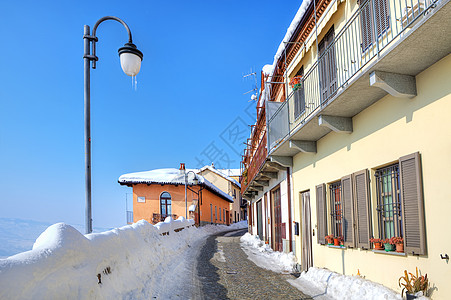 小镇上狭小的雪地街道 意大利迪亚诺·达尔巴图片
