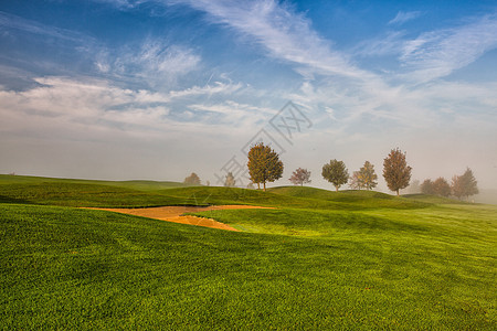 高尔夫球场的古典秋天风景推杆闲暇圆圈掩体运动爱好球座灌木丛俱乐部高尔夫球图片